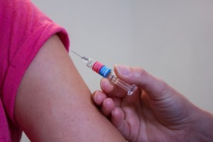 赤ちゃんへの予防接種は危険！？ワクチンのメリットと副反応、自閉症との因果関係など